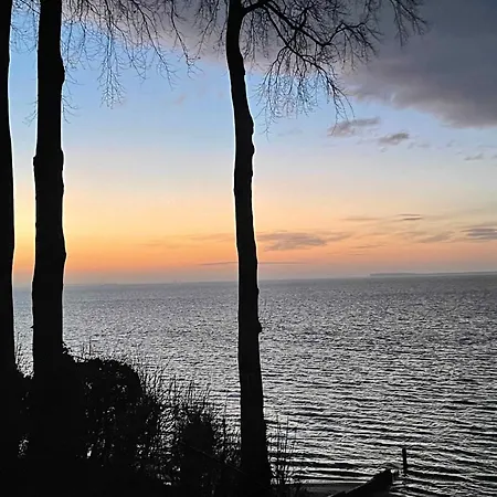 Дом отдыха Stunningly Located With A Beach,